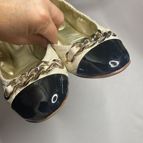 Guess "Fetoni" Cream & Black Patent Gold Chain Detail Ballet Flats sz 7.5 - Picture 7 of 10